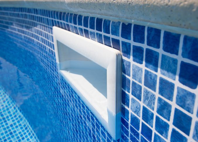 Pastilhas de porcelanato ou cerâmica? Descubra qual é a melhor escolha para sua piscina